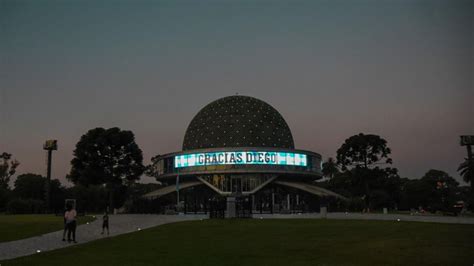 Fotos monumentos porteños se iluminaron para homenajear a Maradona