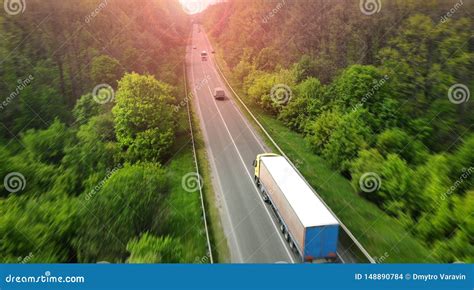 Carro Que Conduce En La Carretera A Rea Fondo De La Log Stica Del