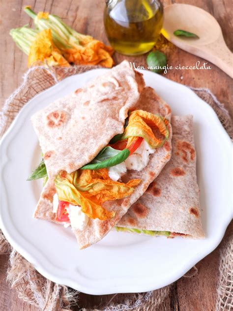 Piadina Integrale Ai Fiori Di Zucca Con Formaggio Fresco E Pomodori