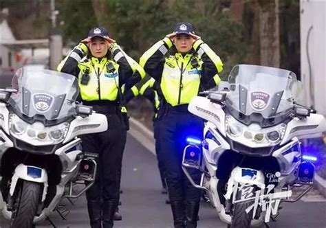 浙江女骑警雨中三连问流浪大伯 网友点赞温柔又善良新浪浙江新浪网