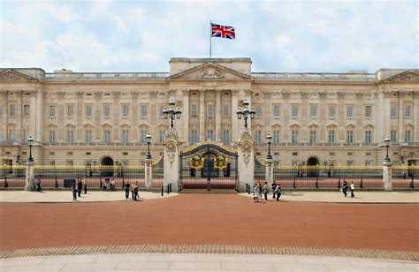 Buckingham palace abuse - Mirror Online