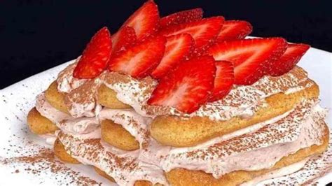 Gâteau de boudoirs aux fraises et à la banane un dessert crémeux