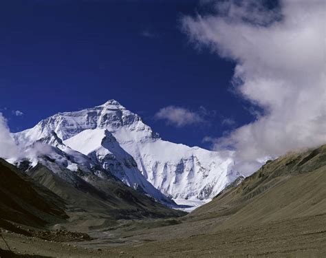 无人横图彩色室外白天旅游度假美景名胜古迹山雪山标志建筑地标建筑珠峰尼泊尔中国亚洲遗迹图片高山山峰云