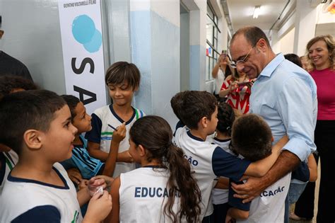 São Caetano Auricchio vistoria obras de revitalização de escola no