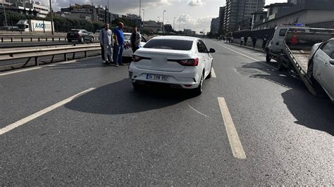 İstanbul da iki araç birbirine girdi Trafik kilitlendi