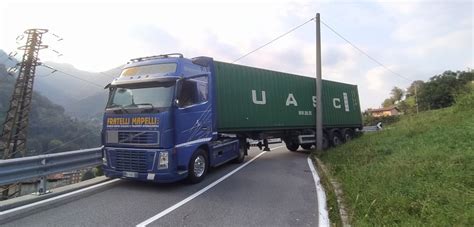 S Pellegrino Un Tir Si Incastra Sul Tornante Fra Pregalleno E