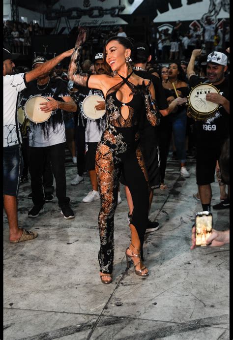 Foto Sabrina Sato comanda a bateria da Gaviões da Fiel no carnaval