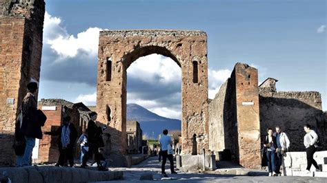 Pompeii Fast Tour: Visit of Pompeii Ruins with a Guide