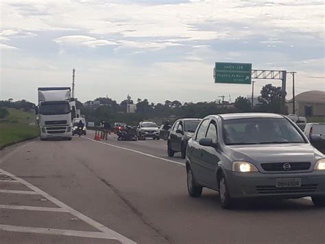 Duas pessoas ficam feridas em acidente na Dutra em São José dos Campos