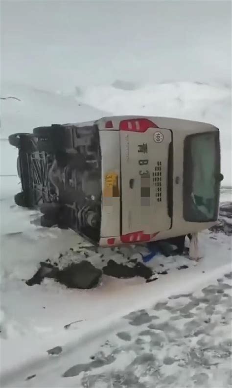 青海一旅游大巴雪地侧翻官方车上有27人3人受伤 腾讯新闻