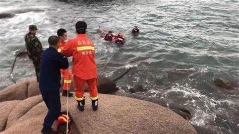 青岛海边礁石上，20岁小伙情绪失控跳海欲轻生