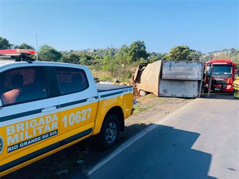 Duas pessoas morrem em tombamento de caminhão na ERS 122 em Caxias do