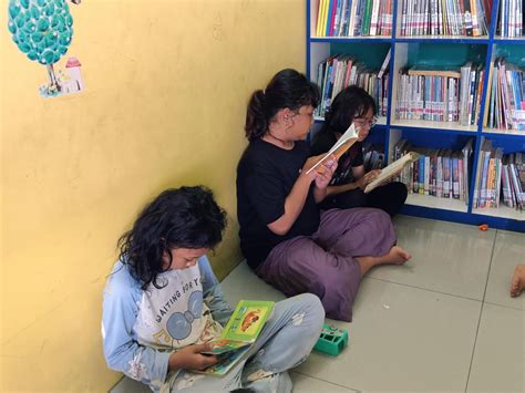 Giat Anak Anak Membaca Buku Di Ruang Perpustakaan Rptra Flamboyan Kejora