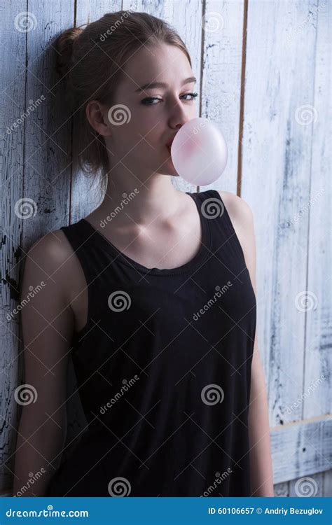 Fille Avec La Bulle Rose Du Chewing Gum Image Stock Image Du Bille