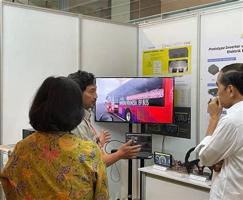 Presiden Joko Widodo Kunjungi Booth UI Di LPDP Festival 2023