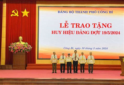 TP Uông Bí Lễ trao tặng huy hiệu Đảng đợt 19 5 2024