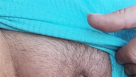 Amerikanische milf milf squirtet draußen in ihrem muskelauto mit einem