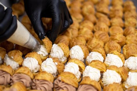 Premium Photo Hands Of Pastry Chef Filling Sweets