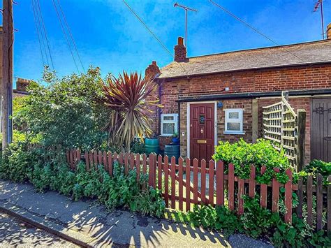 Orchard Road Burnham On Crouch 2 Bed Semi Detached House For Sale £180000