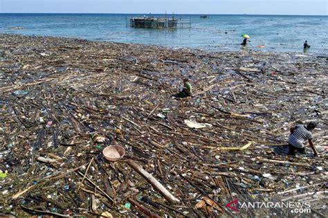 Sampah dari tengah laut menumpuk di pelabuhan Penage, Serasan - ANTARA News Kepulauan Riau ...