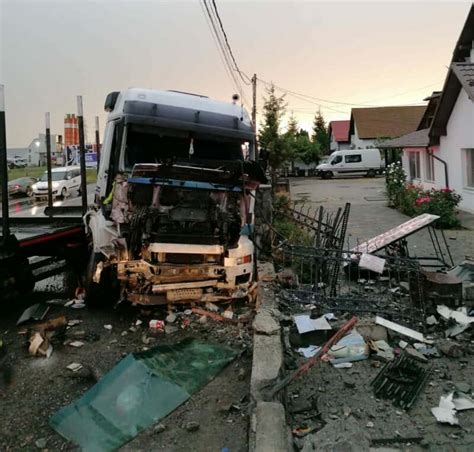 Foto Impact Ntre Un Tir I Un Autoturism Ntr O Localitate Din Mure