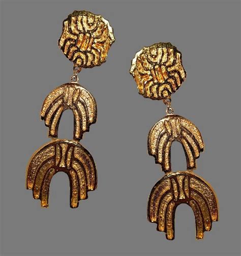 Etruscan Design Runway Dangling Clip Earrings Gold Plated Textured