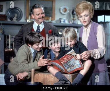 BEDKNOBS AND BROOMSTICKS (1971) DAVID TOMLINSON, IAN WEIGHILL, CINDY O'CALLAGHAN, ROY SNART ...