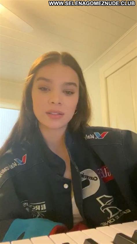 Hailee Steinfeld Sexy Posing Hot Babe Beautiful Celebrity