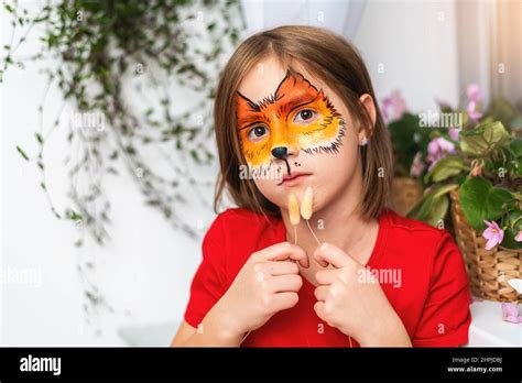 Dessin Corps Jeune Fille A Colorier Banque De Photographies Et Dimages