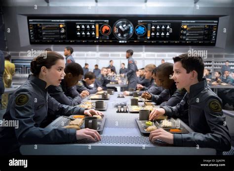 HAILEE STEINFELD, ASA BUTTERFIELD, ENDER'S GAME, 2013 Stock Photo - Alamy