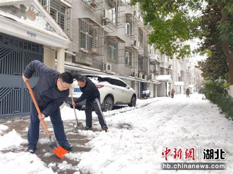 中新网湖北 湖北新闻网 湖北襄阳迎来降雪 多部门联手保畅通