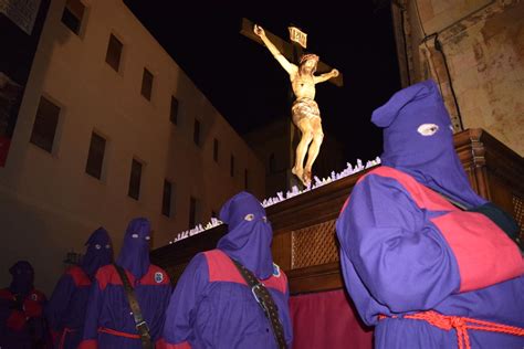 Setmana Santa De Tarragona ELS JOVES PORTEN EL SANT CRIST USANT UNA