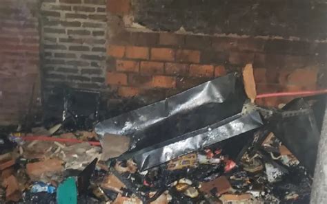 Una vela prendida para un santo provocó el incendio de una casa en una