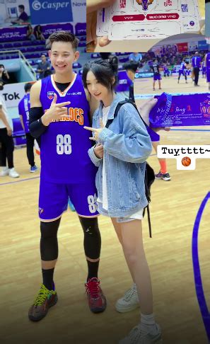 Xuất hiện vài giây trên sóng truyền hình hot girl phỏng vấn dạo lại gây sốt