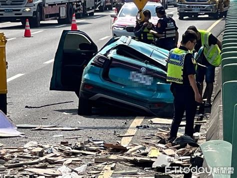 快訊／國3通霄大貨車追撞！轎車噴對向撞整排防眩板 2人送醫 Ettoday社會新聞 Ettoday新聞雲