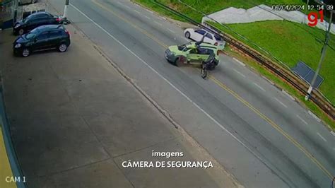 V Deo Motociclista Morre Ao Ser Arremessado Ap S Acidente Em Campo