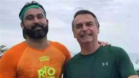 Un Sobrino De Bolsonaro Se Hace Un Selfie Para Mostrar Que Particip En