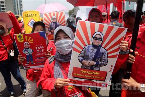 Foto Demo Buruh Tuntut Cabut Permenaker Soal Pemotongan Gaji Persen