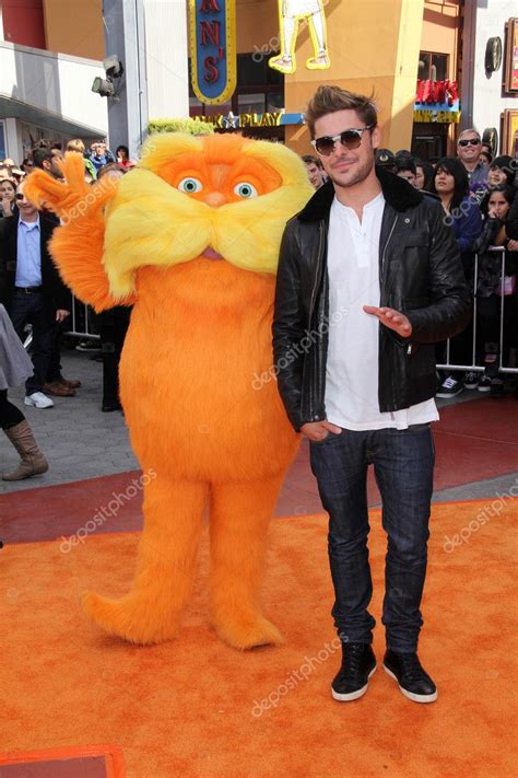 Lorax Y Zac Efron En El Estreno De Dr Seuss The Lorax Universal