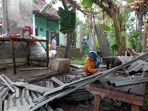 Hujan Disertai Angin Puting Beliung Hajar Desa Parijatah Wetan Dan