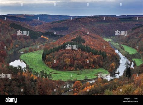 Tombeau Du Géant Hill à Lintérieur Dun Méandre De La Semois à