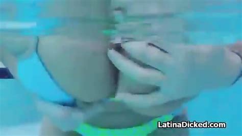 Namorada Latina Me Masturba Na Piscina Pornodoido