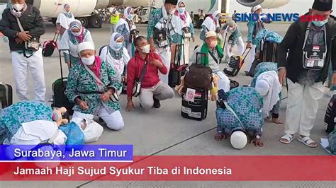 Jamaah Haji Sujud Syukur Tiba Di Indonesia Video Dailymotion