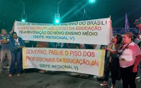 Profissionais da rede estadual de educação aprovam greve por tempo