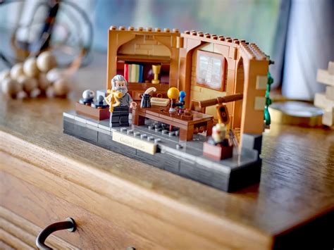 LEGO Makes A 40595 Tribute To Galileo Galilei With Their Latest GWP