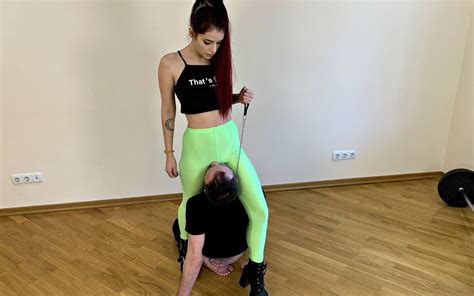 Grobe Muschi Anbetung Und Ohrfeigen Domina Mit Grausamer Herrin Sofi In Grünen Leggings Xhamster