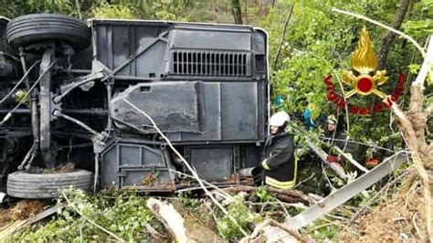 Incidente Sul Raccordo Autostradale Siena Firenze Autobus Si Ribalta