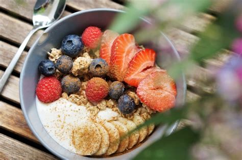 Joghurt mit Obst Granola und Zimt La cuisine de Géraldine