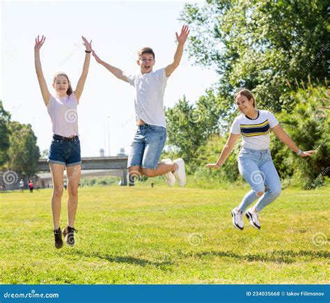 Alegres Amigos Adolescentes Saltando Juntos En El Parque De La Ciudad