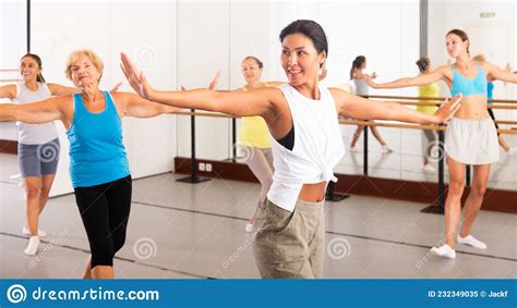 Femmes Pratiquant Des Mouvements De Danse Vigoureux En Classe De Danse